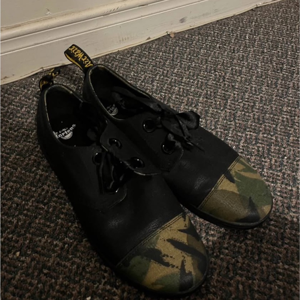 doc dr martens shoe women’s size 11 ealing 2 eye toe cap black green camouflage